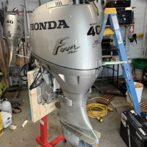 2000 Honda 40 HP 3-Cylinder Carbureted 4-Stroke 20" (L) Outboard Motor